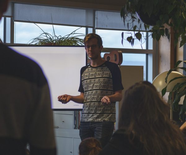 Coach spricht vor einer kleinen Gruppe über Leadership und Kommunikation – symbolisch für Klarheit, Präsenz und wertorientierte Führung im Coaching.